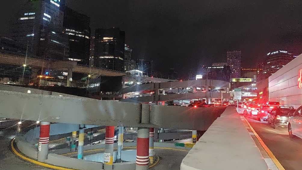 Así lucían las filas de autos atrapados en el estacionamiento. 