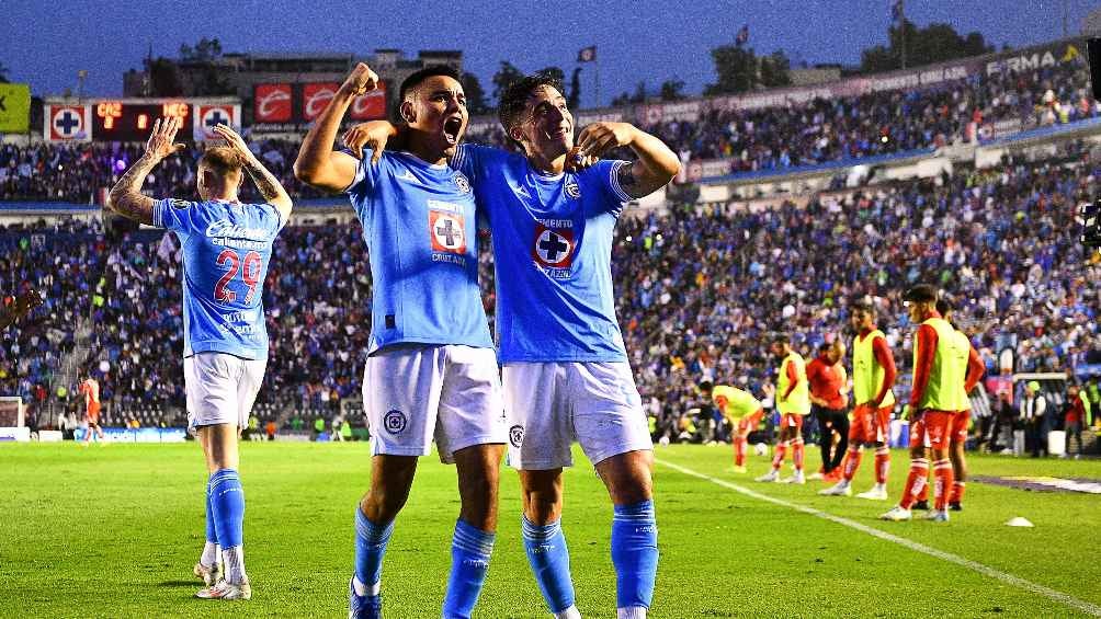 Cruz Azul sigue líder