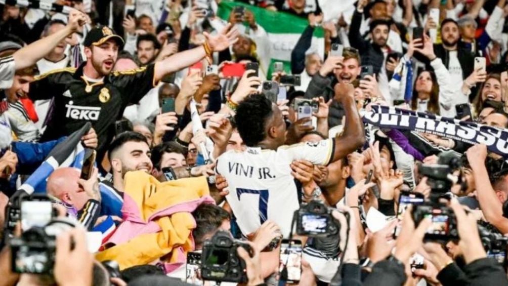 Viniius Jr celebra con la afición del Real Madrid