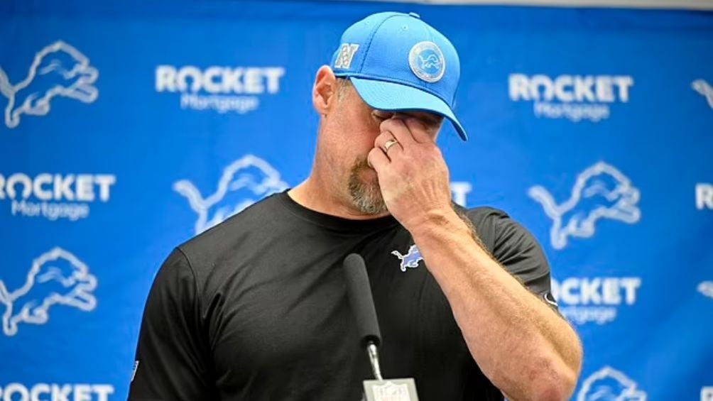 Dan Campbell durante la conferencia de prensa