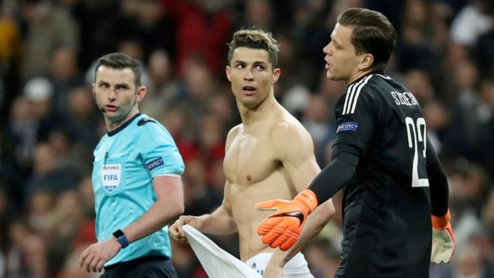 Szczesny y Cristiano en un partido de Champions League