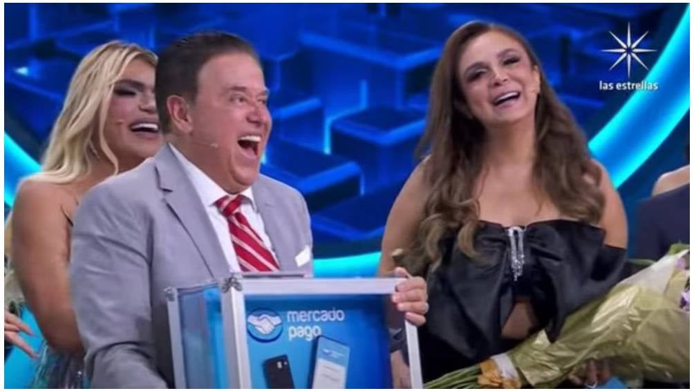 Tras ganar el premio de 4 millones de pesos, Mayito ha dado entrevistas acompañado de Brenda, a quienes los fans la apodaron Florinda Meza.