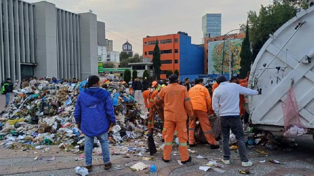 Los recolectores de basura y barrenderos exigen el pago de su quincena. 