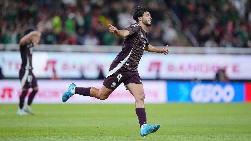 Raúl Jiménez celebra el gol