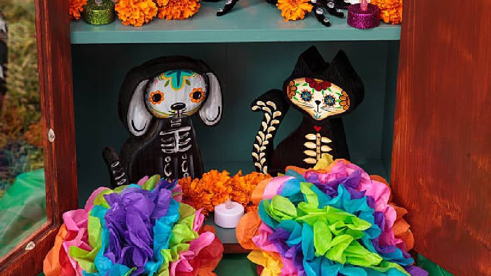 Colocar la ofrenda en Día de Muertos es una tradición mexicana muy esperada. 