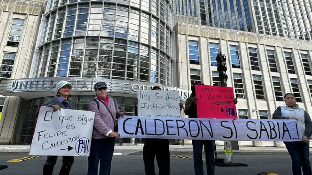 Varios mexicanos se manifestaron afuera de la Corte en Nueva York. 