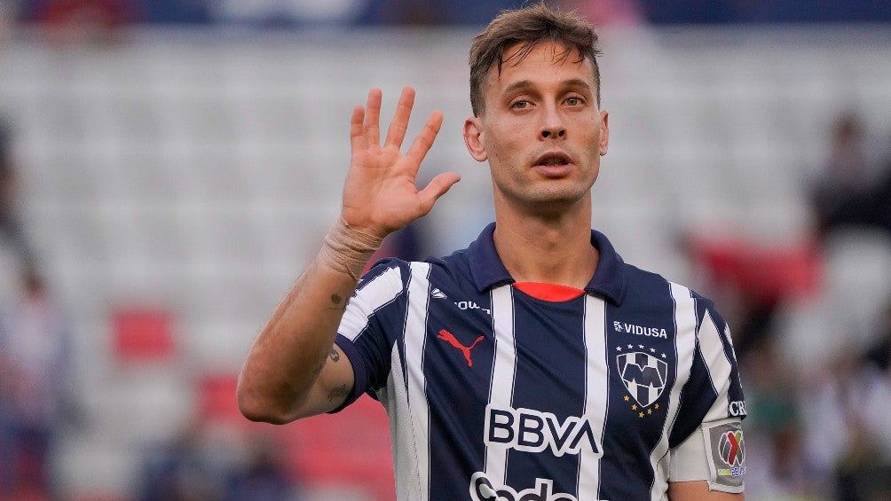 Sergio Canales en un partido con Rayados