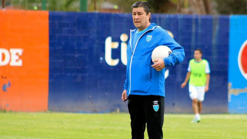 Tena dirigiendo un entrenamiento con Guatemala