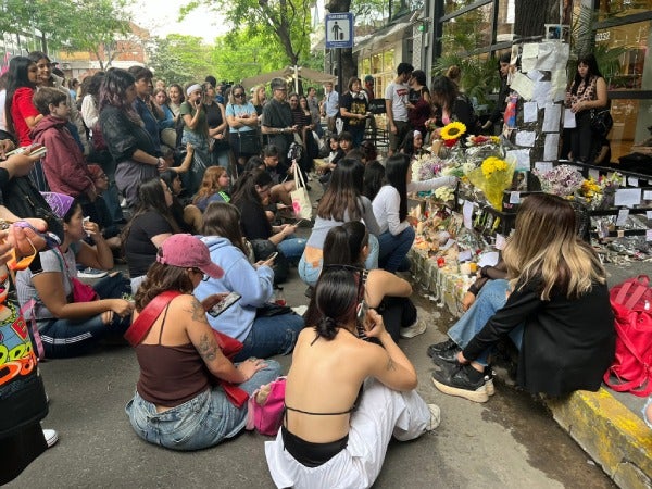 Fanáticas se reunieron afuera del hotel para rendirle homenaje al cantante