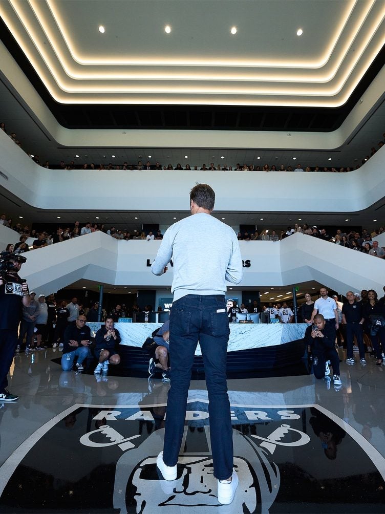 Tom Brady en las oficinas de Raiders en Las Vegas