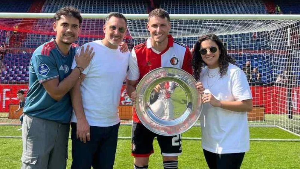 Santiago Giménez con su padre y Mariel Duayhe, sus antiguos representantes