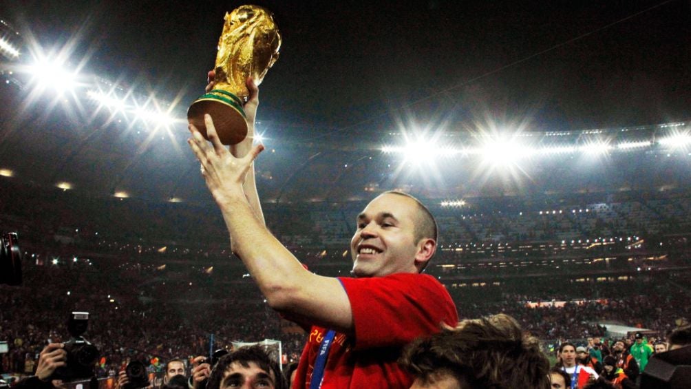 Iniesta levanta la Copa del Mundo