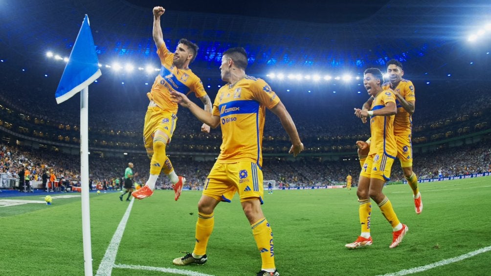 Tigres celebrando gol en casa de Rayados 