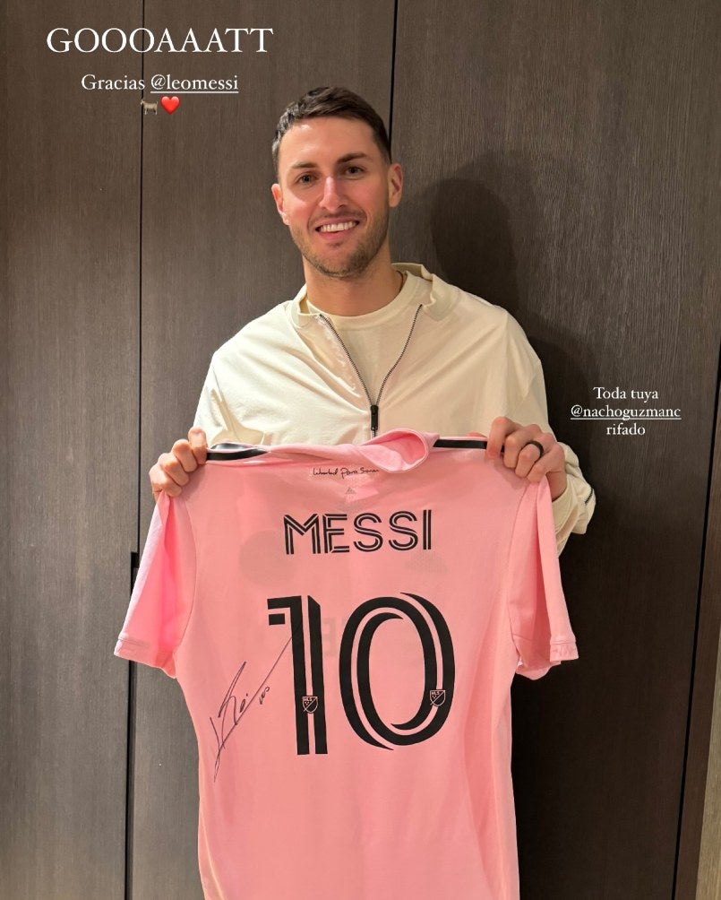 Giménez con la camiseta firmada de Messi