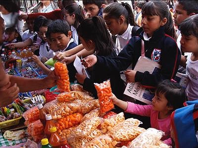 Regularán comida chatarra en escuelas