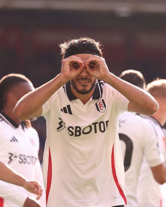 Raúl Jiménez celebra un gol