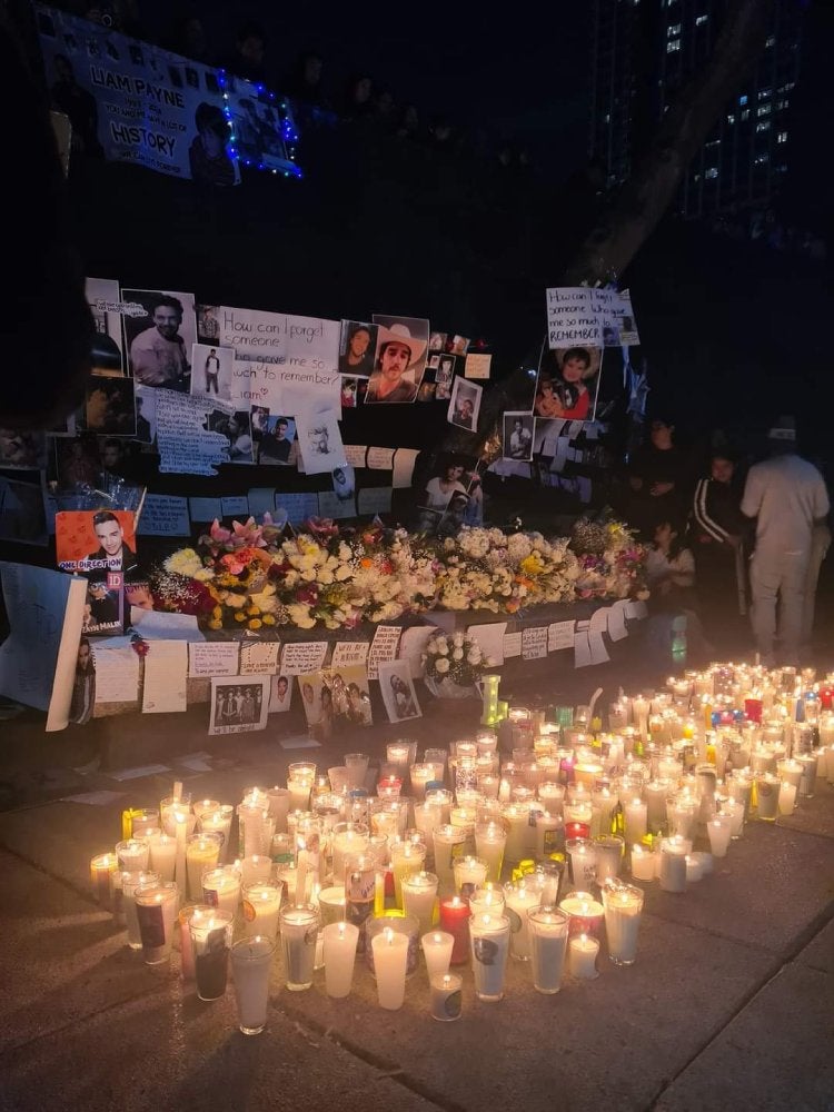 En la Ciudad de México los fans cantaron frente a las fotos y veladoras de Liam Payne.