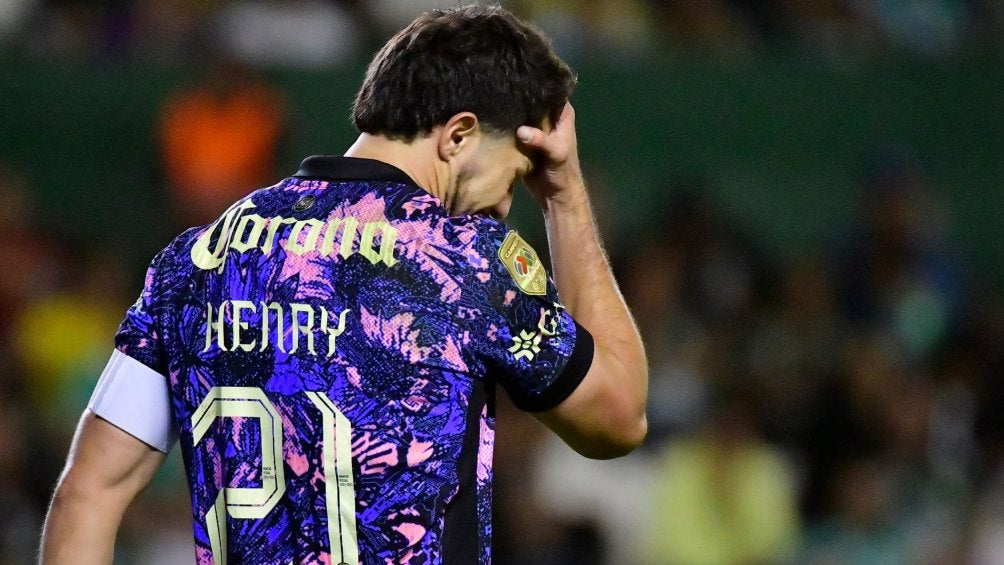 Henry Martín comenzó el partido en el banquillo