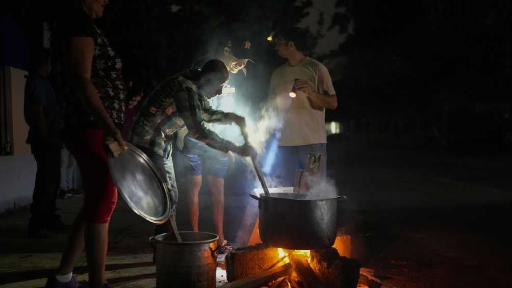 Los cubanos se vieron obligados a cocinar con parrillas improvisadas en la calle. 