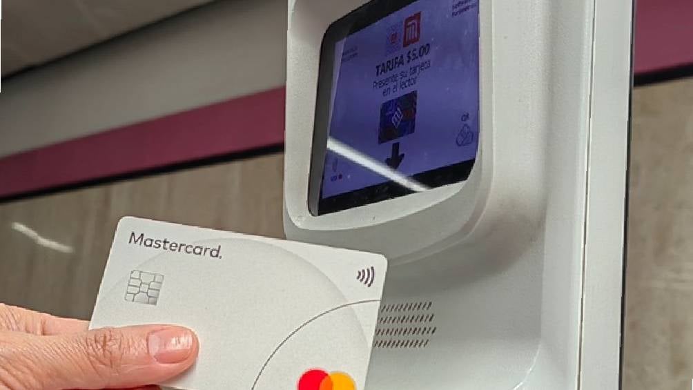 Las tarjetas bancarias sean debito o crédito necesitan contar con NFC. 