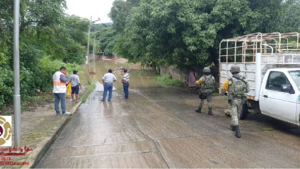 Familias han sido evacuadas tras las inundaciones y daños ocasionados por Nadine. 