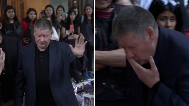 Geoff Payne observando el altar que le hicieron a su hijo afuera del hotel donde murió