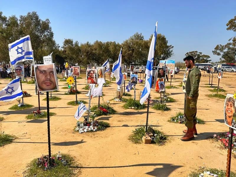 En el lugar donde se realizo en festival pusieron fotos en memoria de los fallecidos en el ataque terrorista