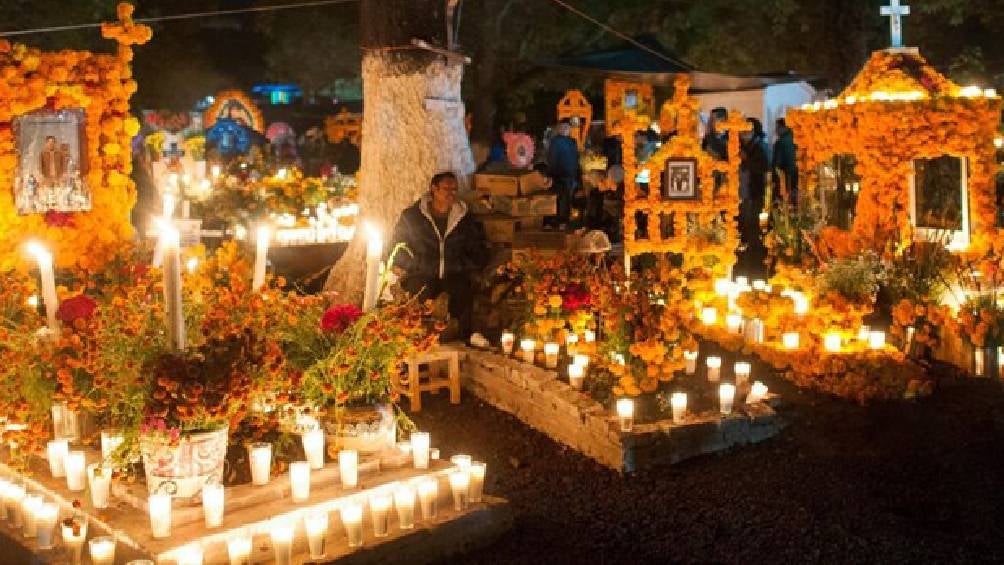 Este pueblito celebra con ofrendas en los panteones- 