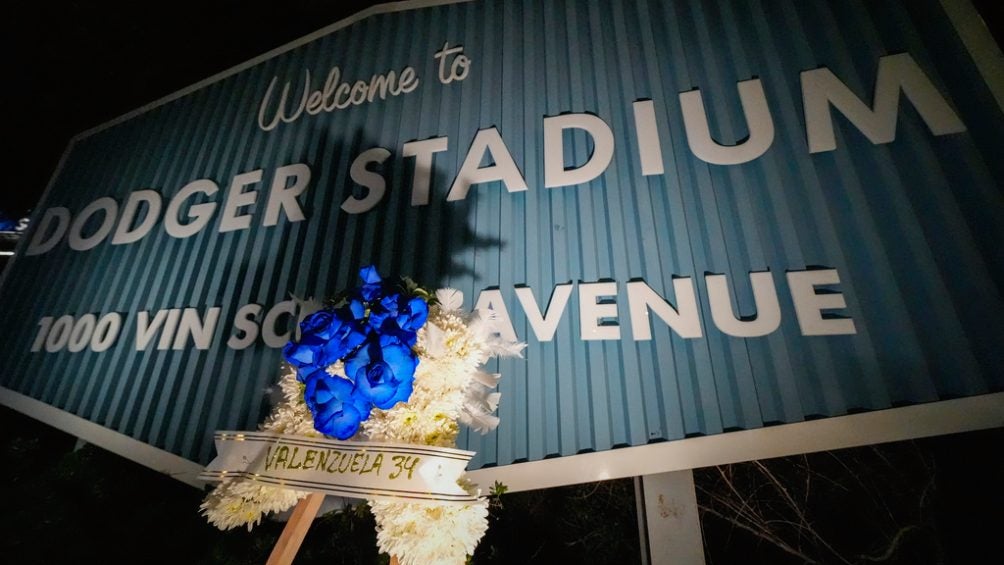 Dodgers y afición rinden homenaje a Fernando 'Toro' Valenzuela