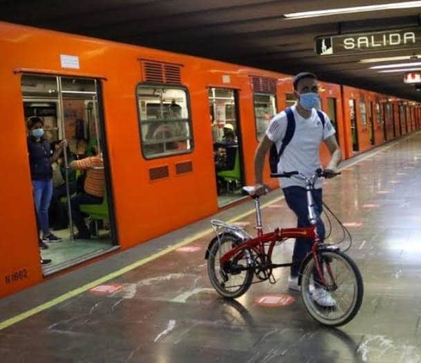 Podrás llegar al Paseo Nocturno de Día de Muertos en el Metro.