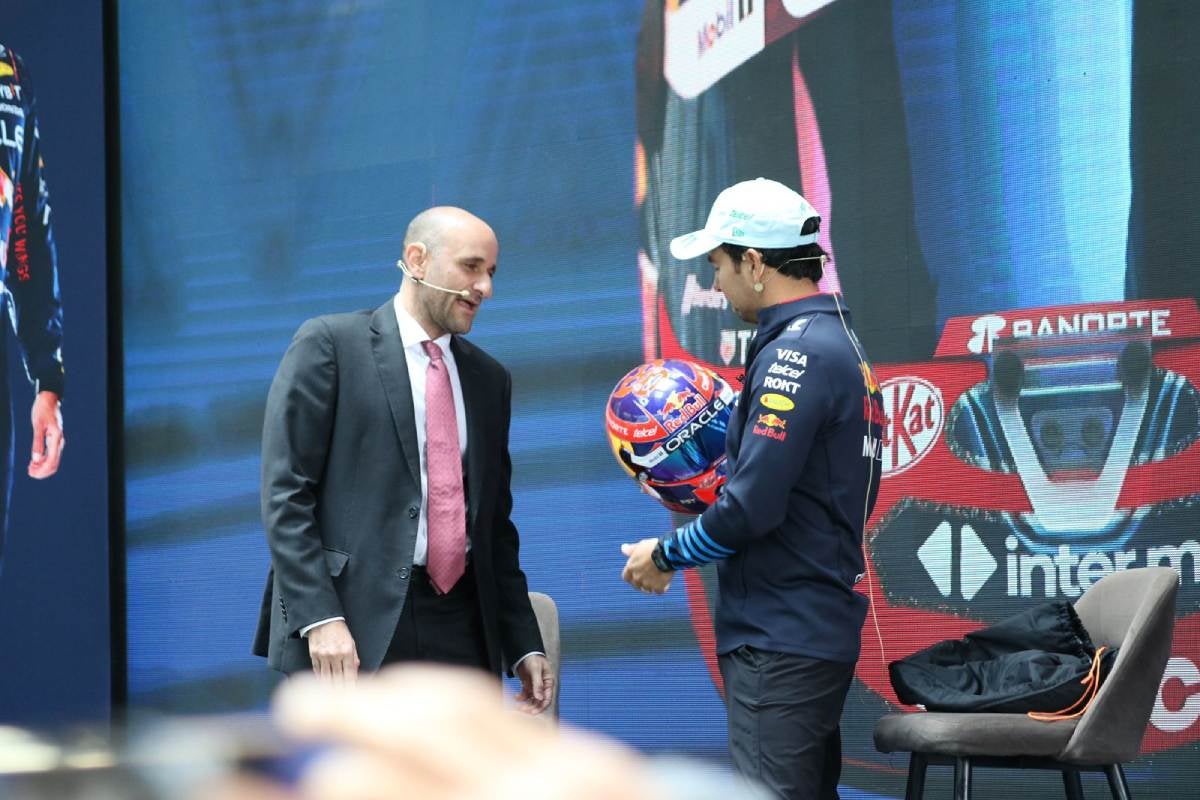 El mexicano se inspiró en la lucha libre para el casco en la carrera de casa