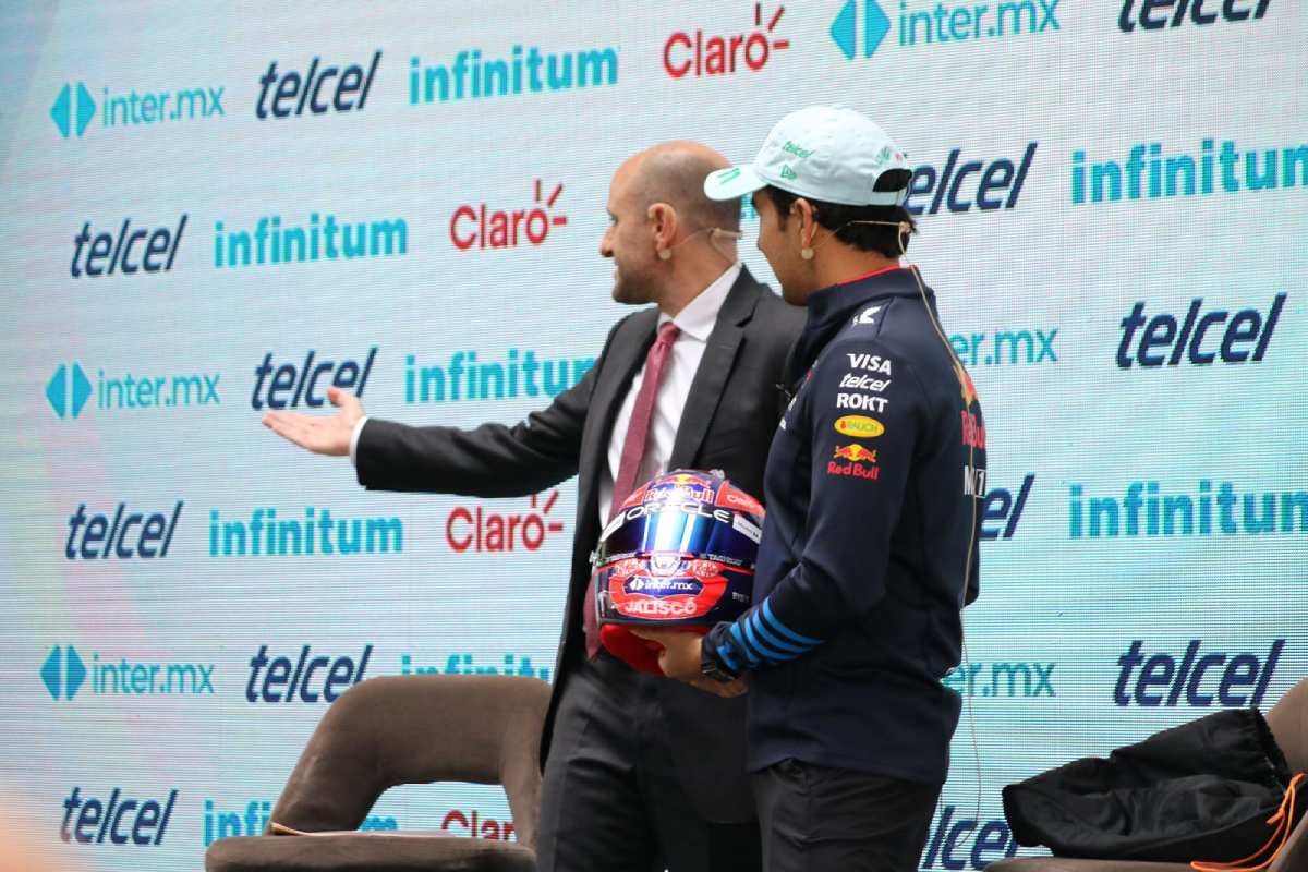 Checo presentó su casco en un evento ante su público