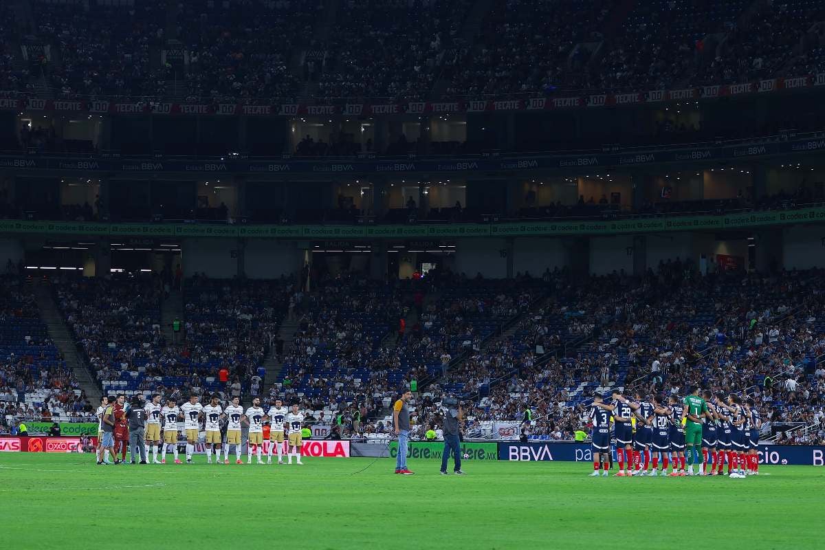 Los equipos guardando un minuto de silencio 