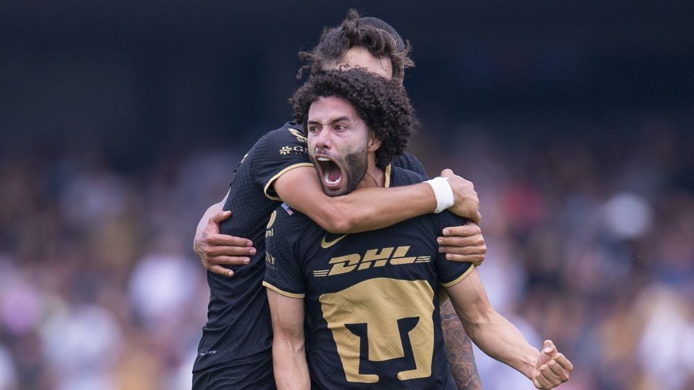 Chino Huerta celebrates a gol