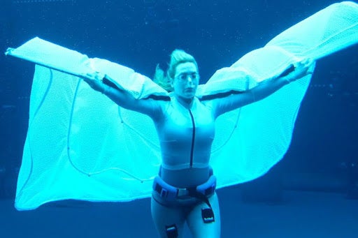 Kate Winslet mantiene su récord de mantener la respiración bajo el agua