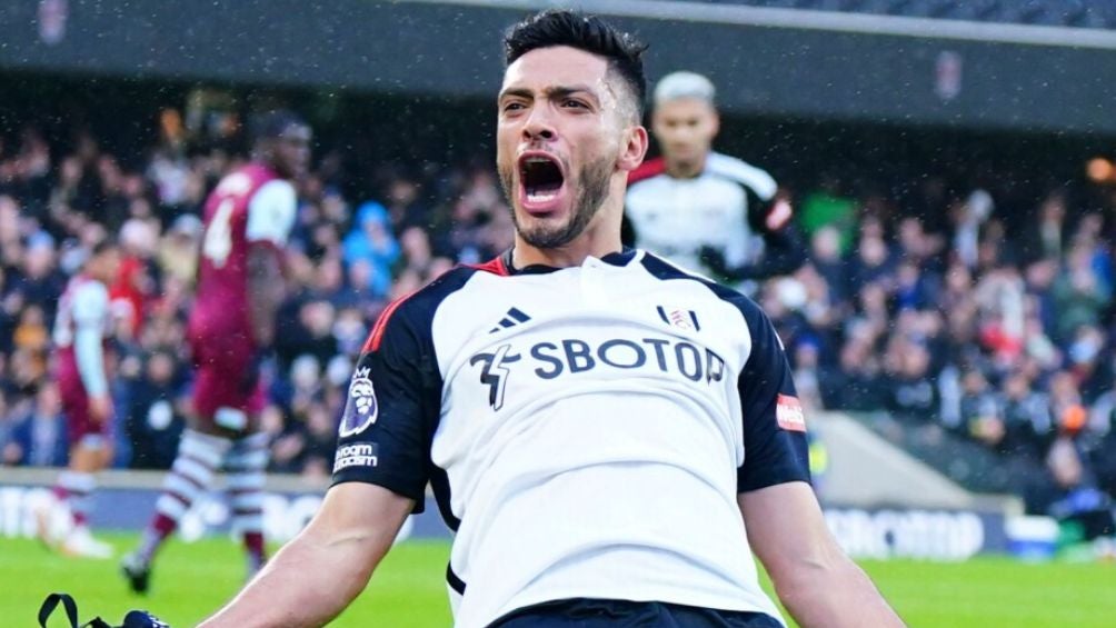 Raúl celebra un gol con el Fulham