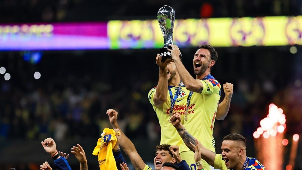 Layún celebra un campeonato