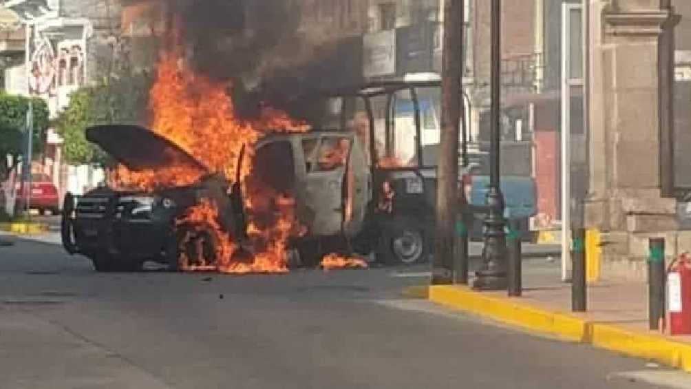 Una patrulla municipal fue atacada a balazos y luego incendiada. 