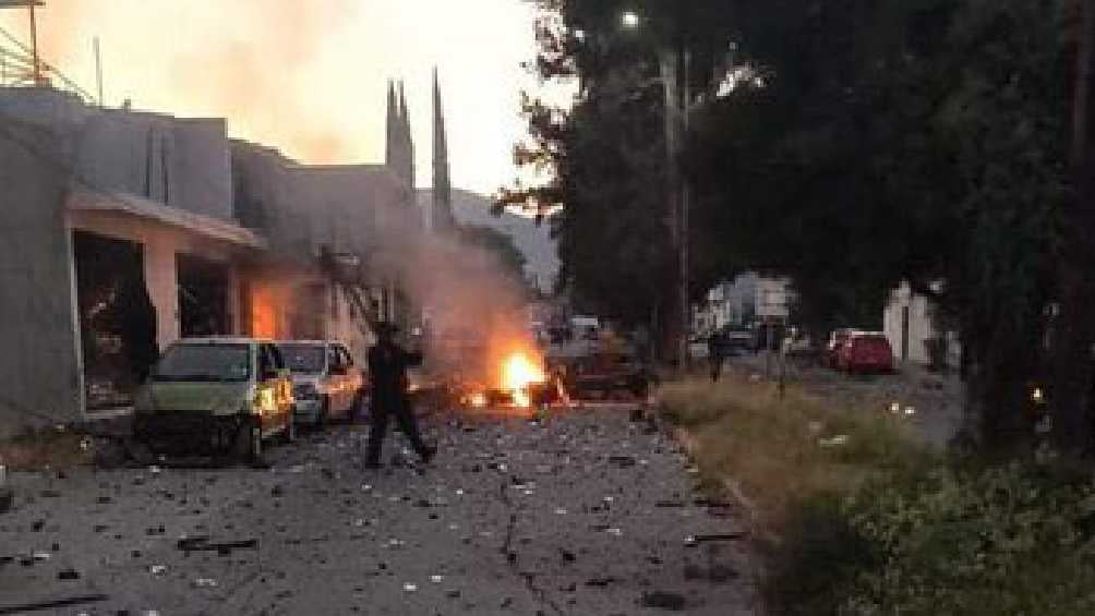 El coche bomba dejó policías, lesionados, así como daños a casas y autos. 