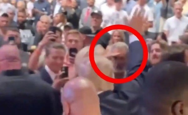 Mel Gibson fue captado saludando a Donald Trump en un evento de UFC