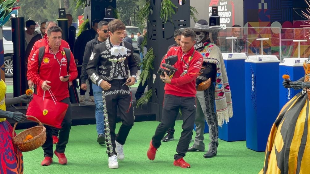 Charles Leclerc vestido de mariachi