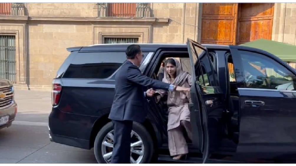 La activista arribo a Palacio Nacional en compañía de miembros de la embajada británica. 