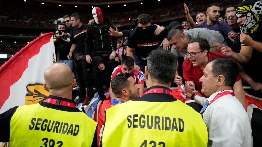 Afición del Atlético de Madrid descontrolada en el Derbi