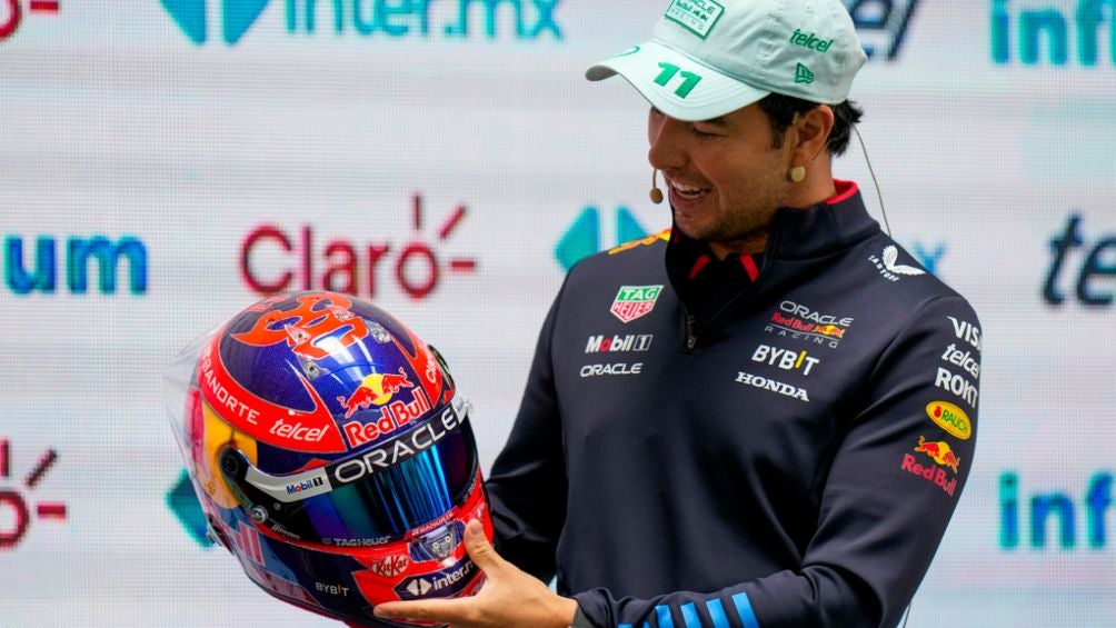 Sergio Pérez con casco de F1