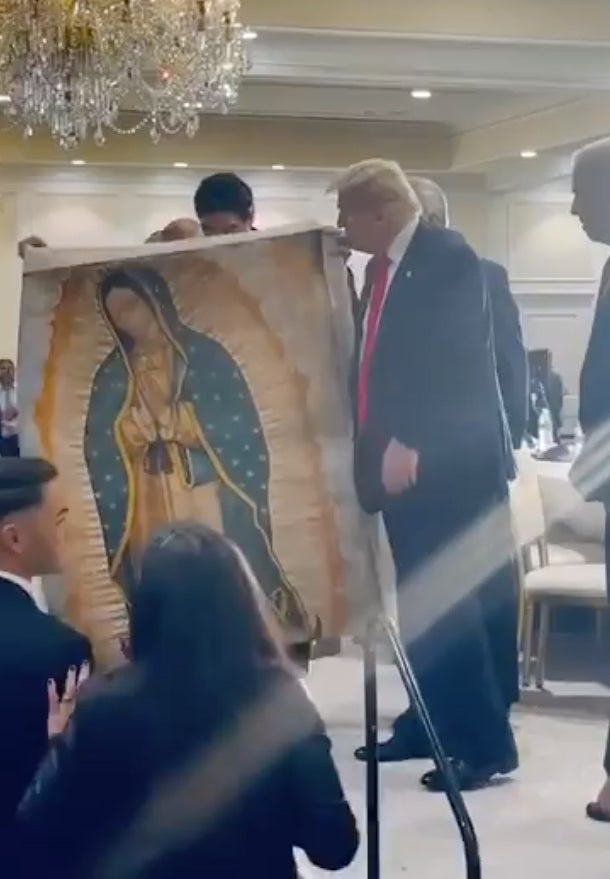 Eduardo Verástegui se le acercó a Donald Trumpo para regalarle una Virgen de Guadalupe.