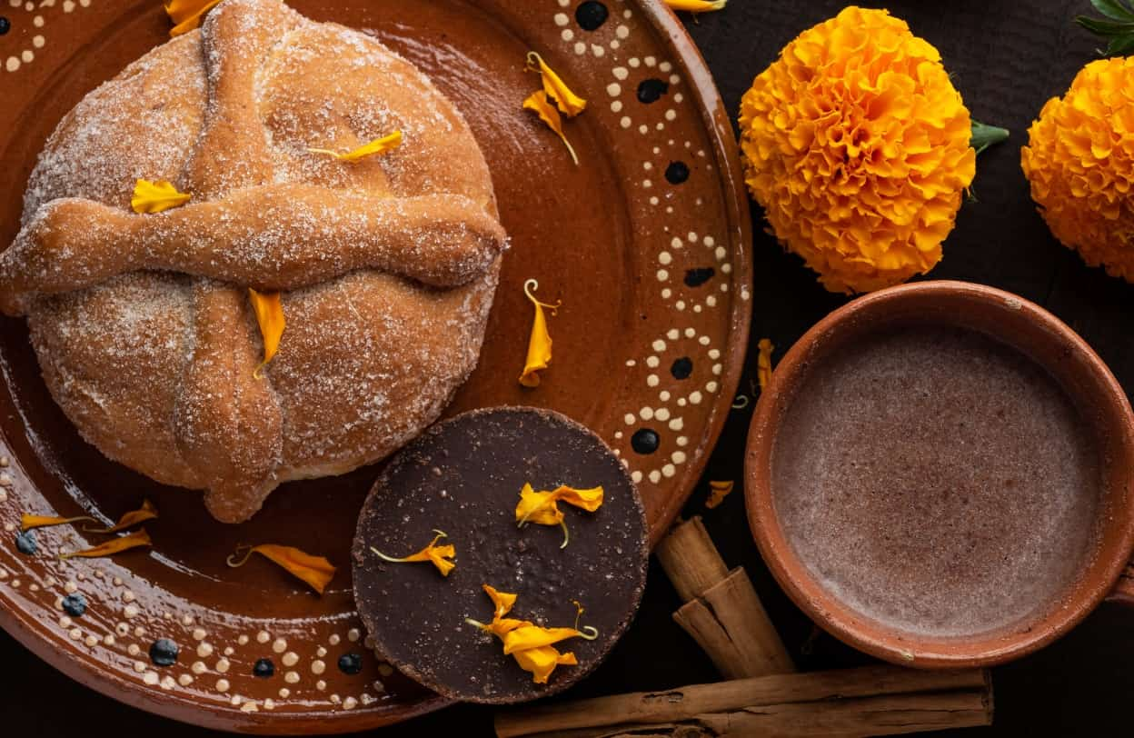 Pan de muerto, chocolate y café