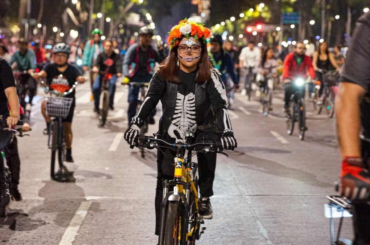 Paseo nocturno por el Día de Muertos 2024