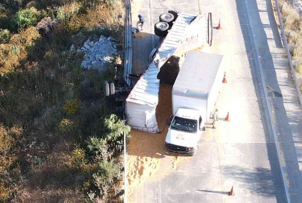 La segunda caja se desprendió del trailer provocando el accidente.