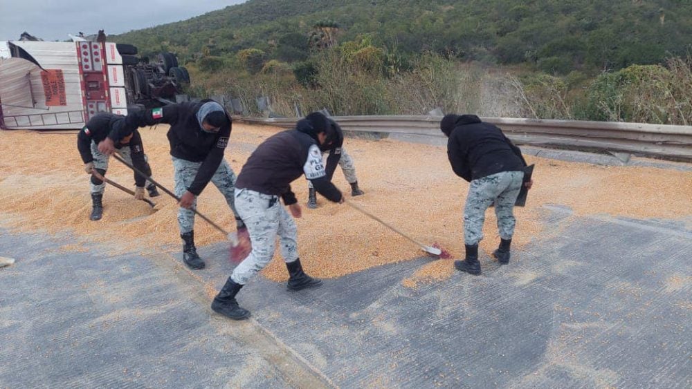 La Guardia Nacional empezó con la limpia de la carretera para liberar la circulación.