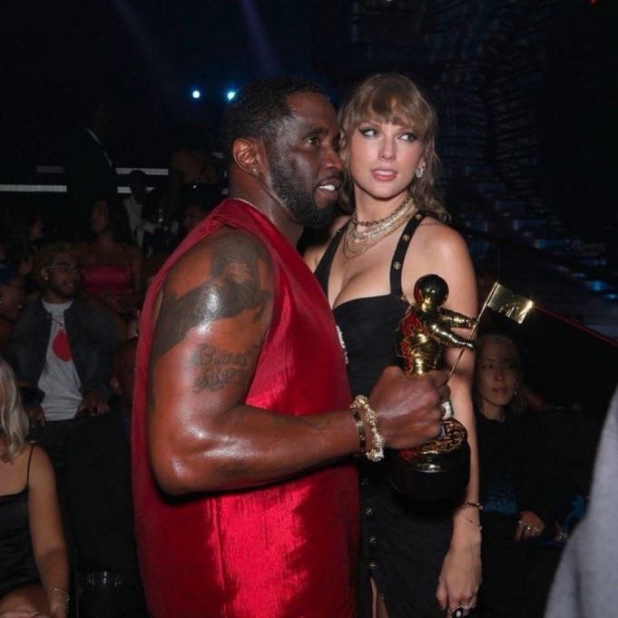 Taylor Swift y Diddy posando juntos